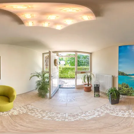 Happy By Thomas Strugger Pensión