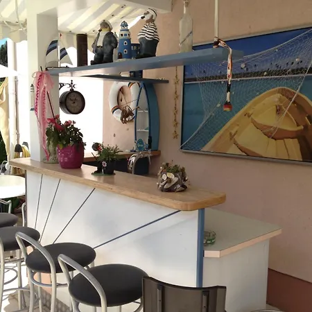 Happy By Thomas Strugger 3*