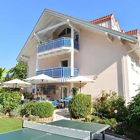 Happy By Thomas Strugger 招待所 3*