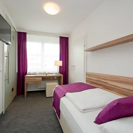 Happy By Thomas Strugger 招待所