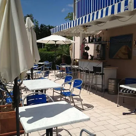 招待所 Happy By Thomas Strugger